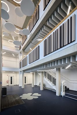 Schule Foyer Haupteingang